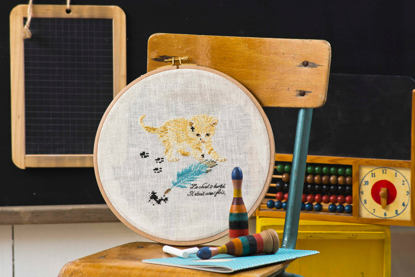12 grilles broderie point de croix : chats espiègles au fil des saisons par H. Le Berre. 100×100 pts, env. 18,2×18,2 cm. Aïda 5,5 pts/cm ou lin 11 fils/cm.