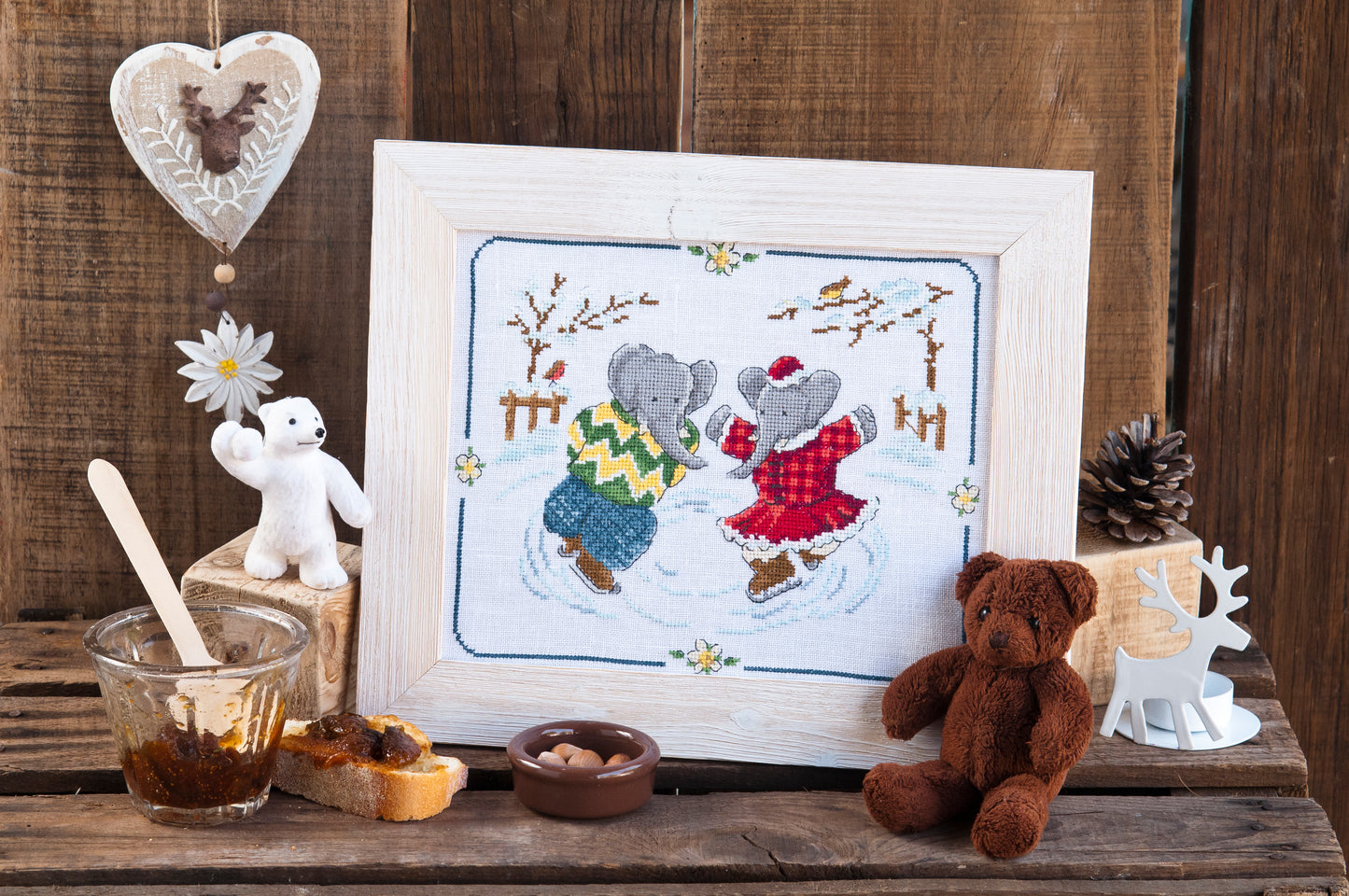 12 grilles broderie point de croix : collection Babar en famille par Véronique Enginger. Scènes 22 à 31 cm. Lin 11 fils/cm. Magazine 52 pages, symboles DMC.