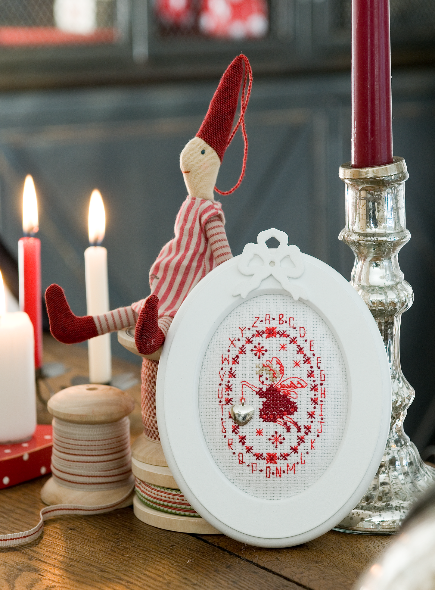 12 grilles broderie point de croix : mini cadres de Noël à broder. 60×40 pts, env. 10,9×7,3 cm. Toile Aïda 5,5 pts/cm ou lin 11 fils/cm. Livret 16 pages.