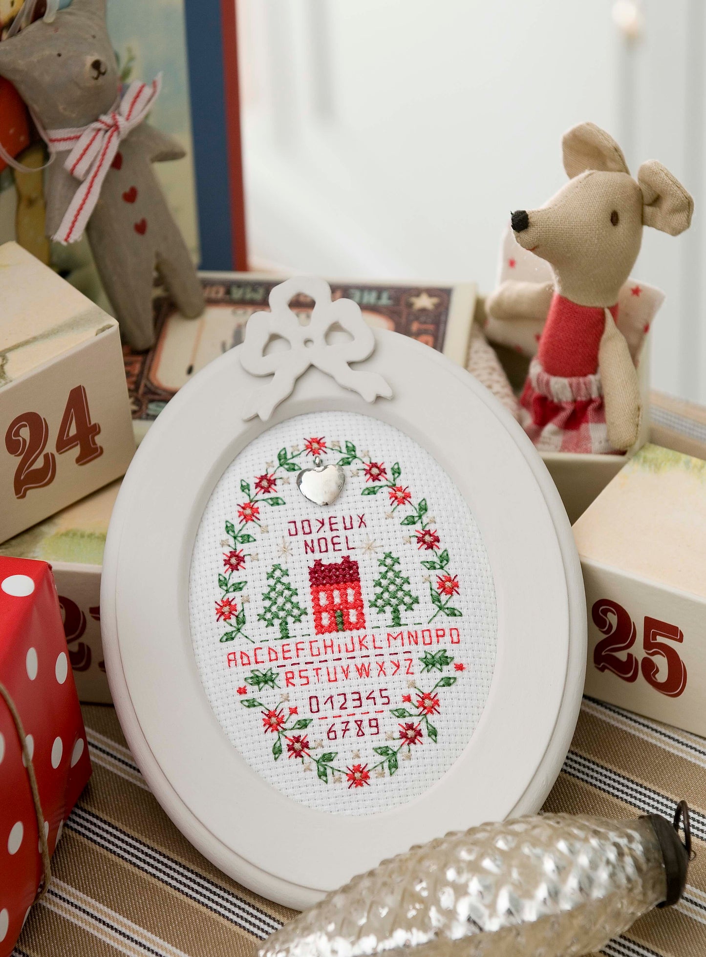 12 grilles broderie point de croix : mini broderies de Noël à broder. 60×40 pts, env. 10,9×7,3 cm. Toîle Aïda 5,5 pts/cm ou lin 11 fils/cm. Livret 16 pages.