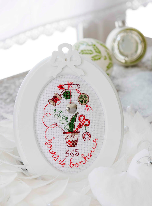 12 grilles broderie point de croix : mini broderies de Noël à broder. 60×40 pts, env. 10,9×7,3 cm. Toîle Aïda 5,5 pts/cm ou lin 11 fils/cm. Livret 16 pages.