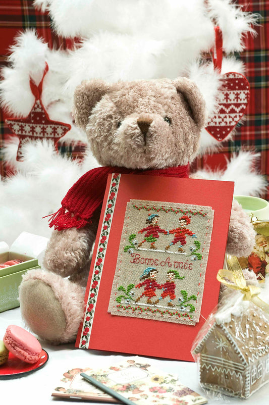 12 grilles broderie point de croix : mini broderies de Noël à broder. 60×40 pts, env. 10,9×7,3 cm. Toîle Aïda 5,5 pts/cm ou lin 11 fils/cm. Livret 16 pages.