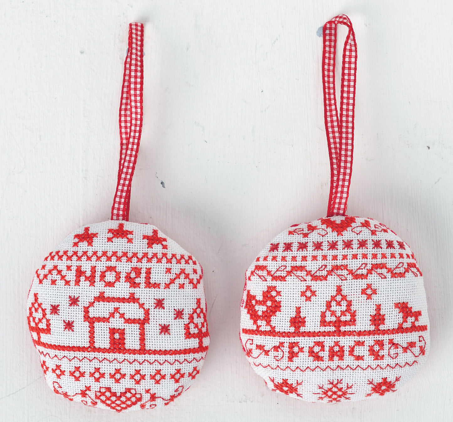 2 grilles de point de croix Joyeux Noël : boules et sapin scandinaves sur lin 11 fils blanc. Références DMC sur 4 pages.