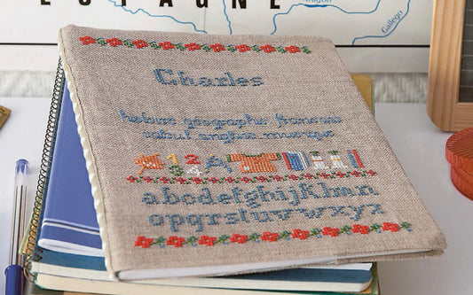2 grilles point de croix : étui à flûte et cahier d'écriture enfant. Lin bis 11 fils, réf. DMC. Grilles imprimées couleur sur 6 pages.
