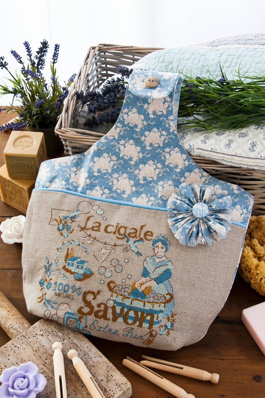2 grilles broderie point de croix : sac savon La cigale et sachets de senteurs Arlésiennes. 6 pages, DMC. Lin 12 fils.