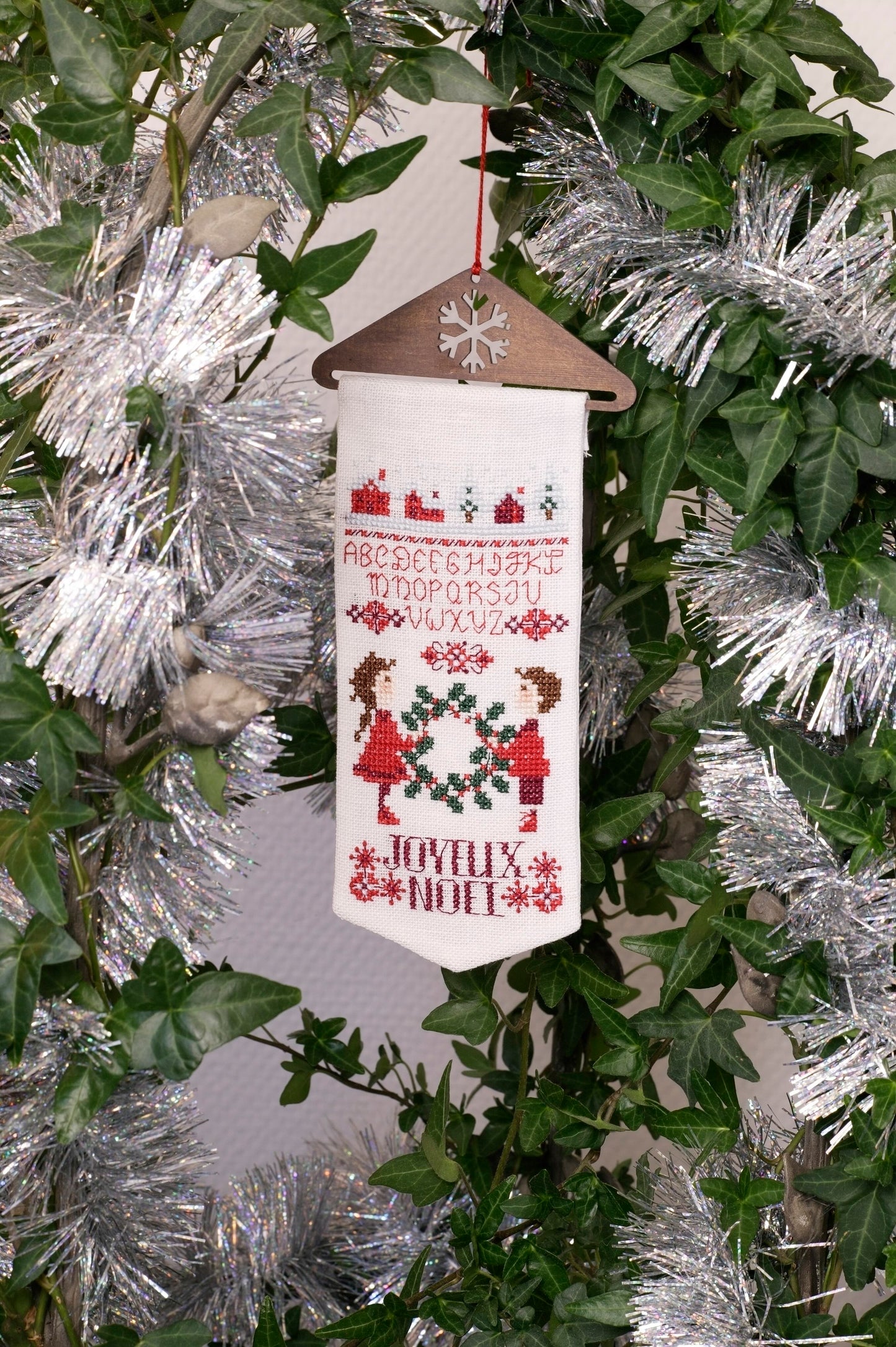 2 grilles de point de croix Mini-samplers des bois : forêt et enfants de Noël sur lin 11 fils blanc. 79-110 x 40 points. Références DMC sur 4 pages.