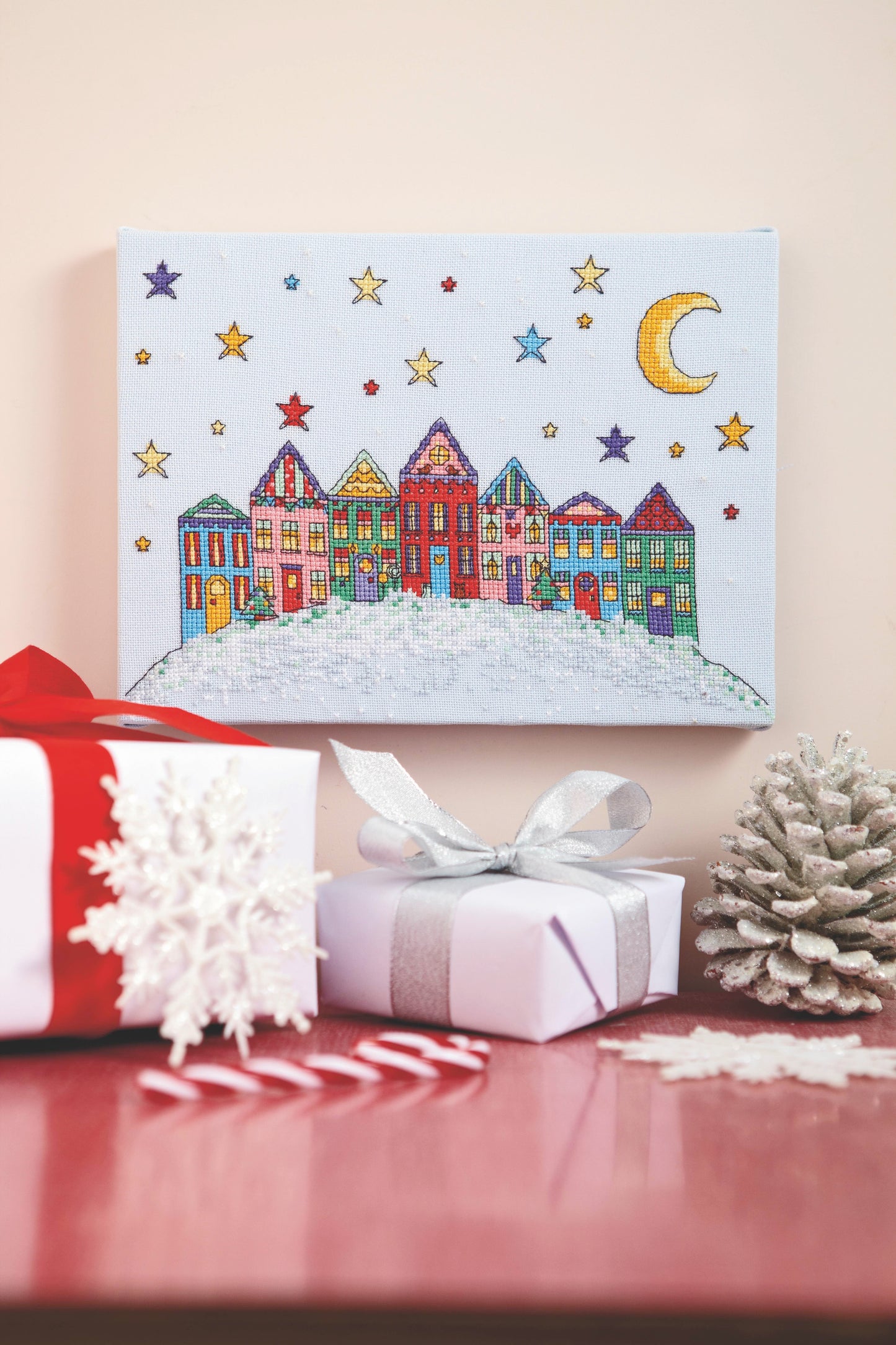 2 grilles de point de croix Tombe la neige : maisonnettes de Noël sur lin 11 fils. Maison 8 x 20 cm, cadre 35 x 48 cm. Références DMC sur 6 pages.