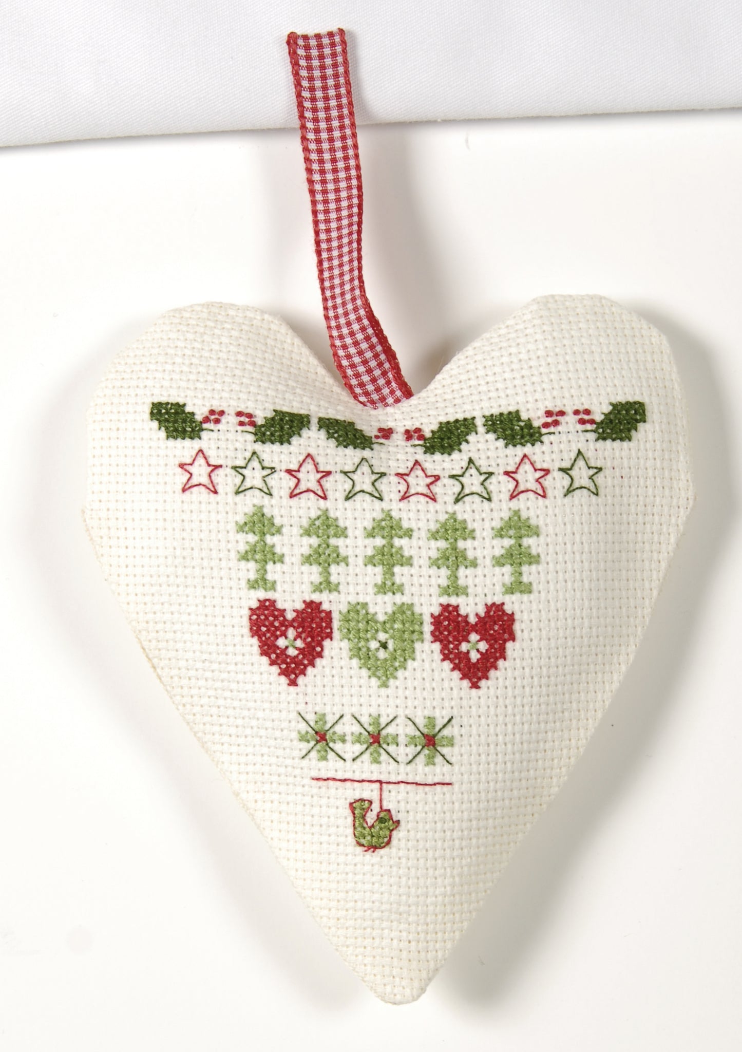 Grille broderie point de croix : 3 cœurs avec messages pour convives. Imprimée en couleur sur 6 pages. Réf. DMC incluses.