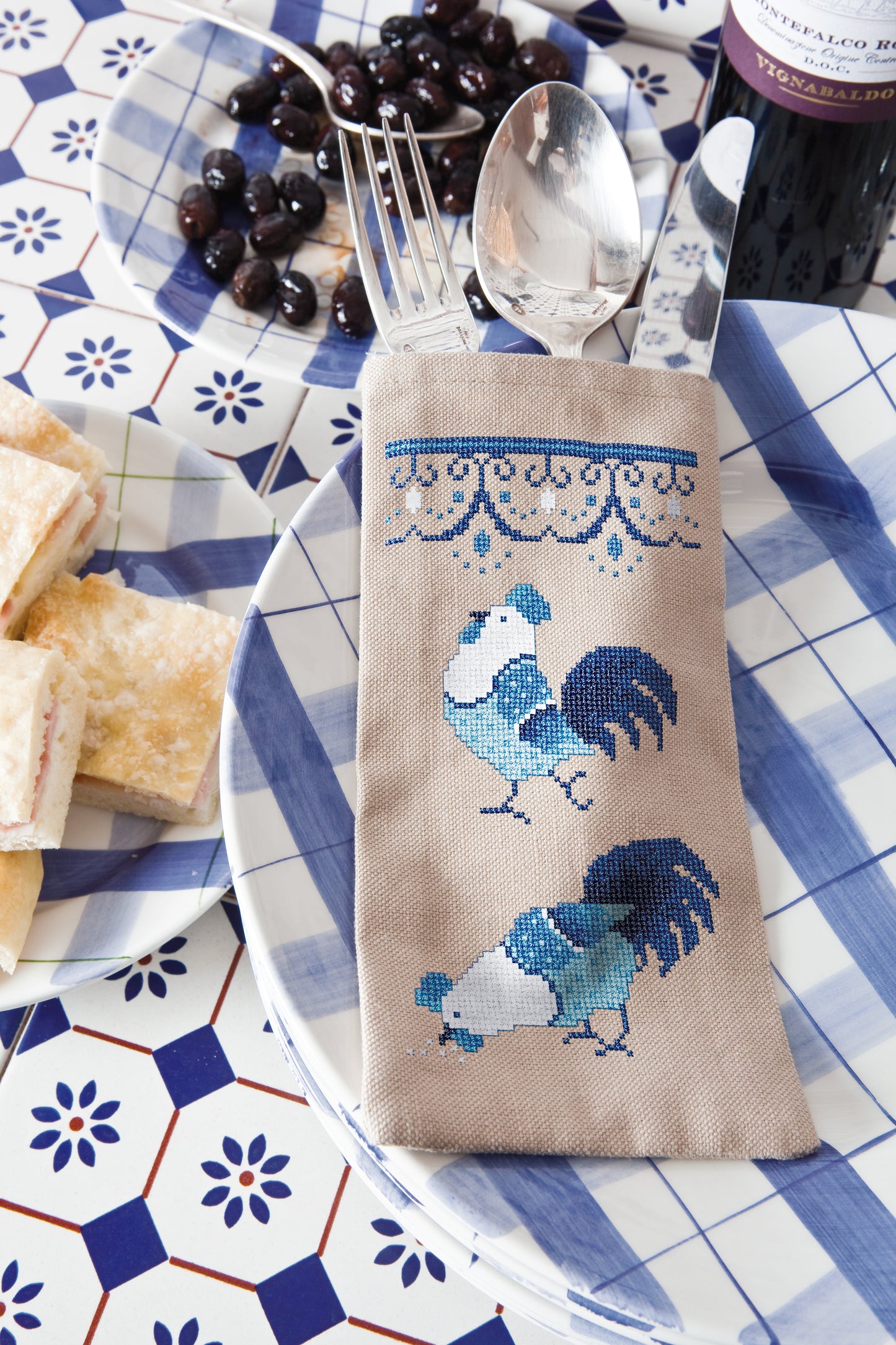 Pack 4 grilles broderie point de croix : basse-cour chic, coqs et poules en dégradé bleu. Nappe et serviettes. Imprimées sur 6 pages. Réf. DMC incluses.