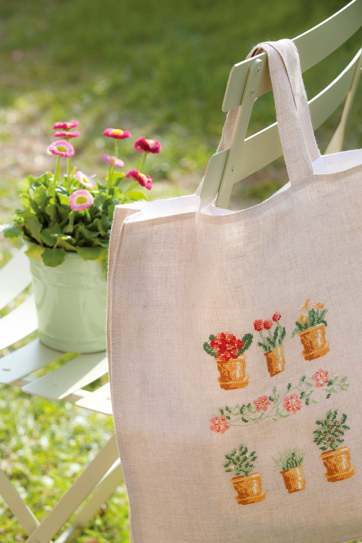 Pack 4 grilles broderie point de croix : tablier et cabas du jardinier aux motifs floraux. Imprimées en couleur sur 6 pages. Réf. DMC incluses.