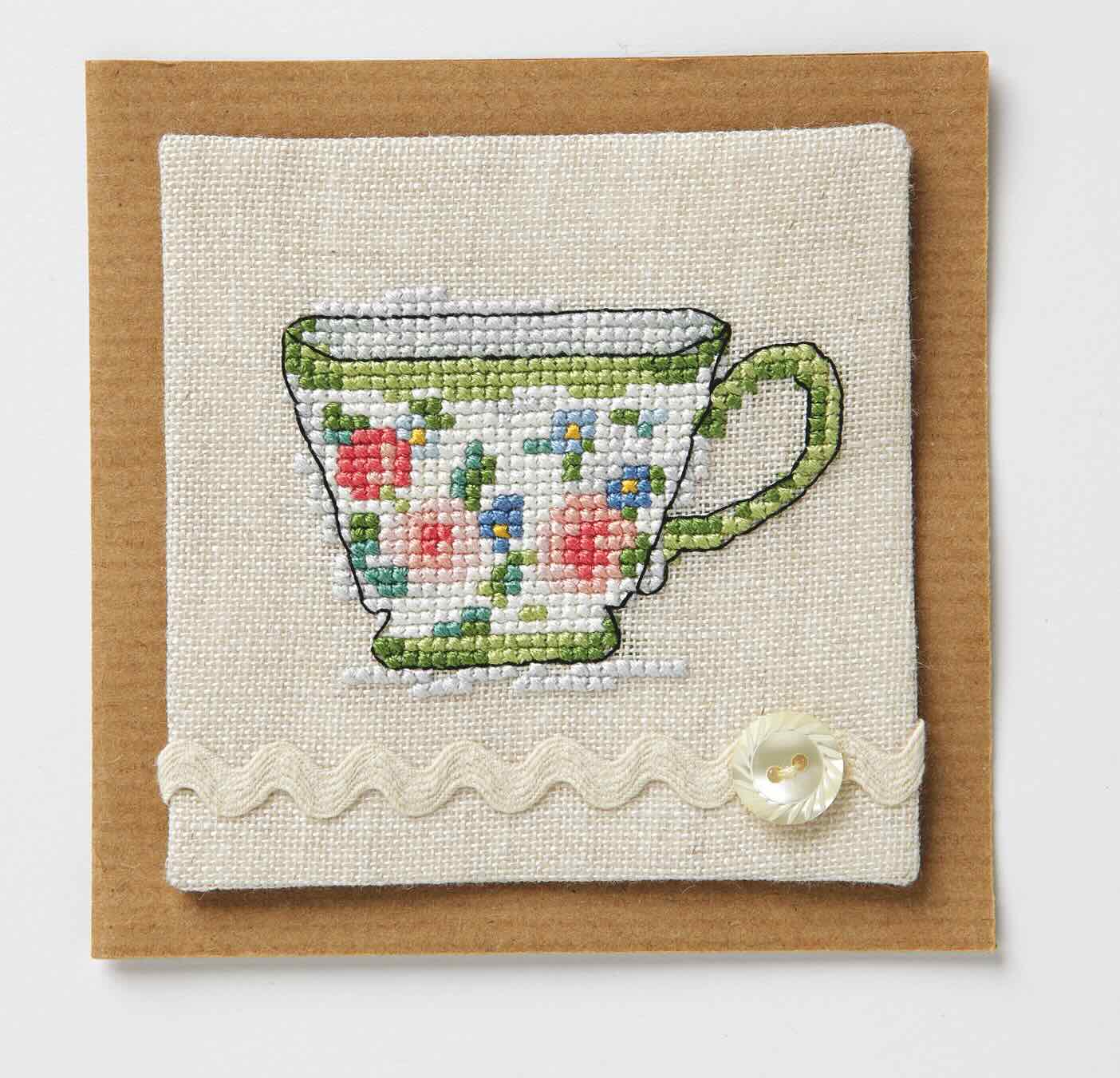Pack 5 grilles broderie point de croix : accessoires thé rustiques sur le thème des oiseaux. Cache-théière, serviette, bordure... Réf. DMC incluses.