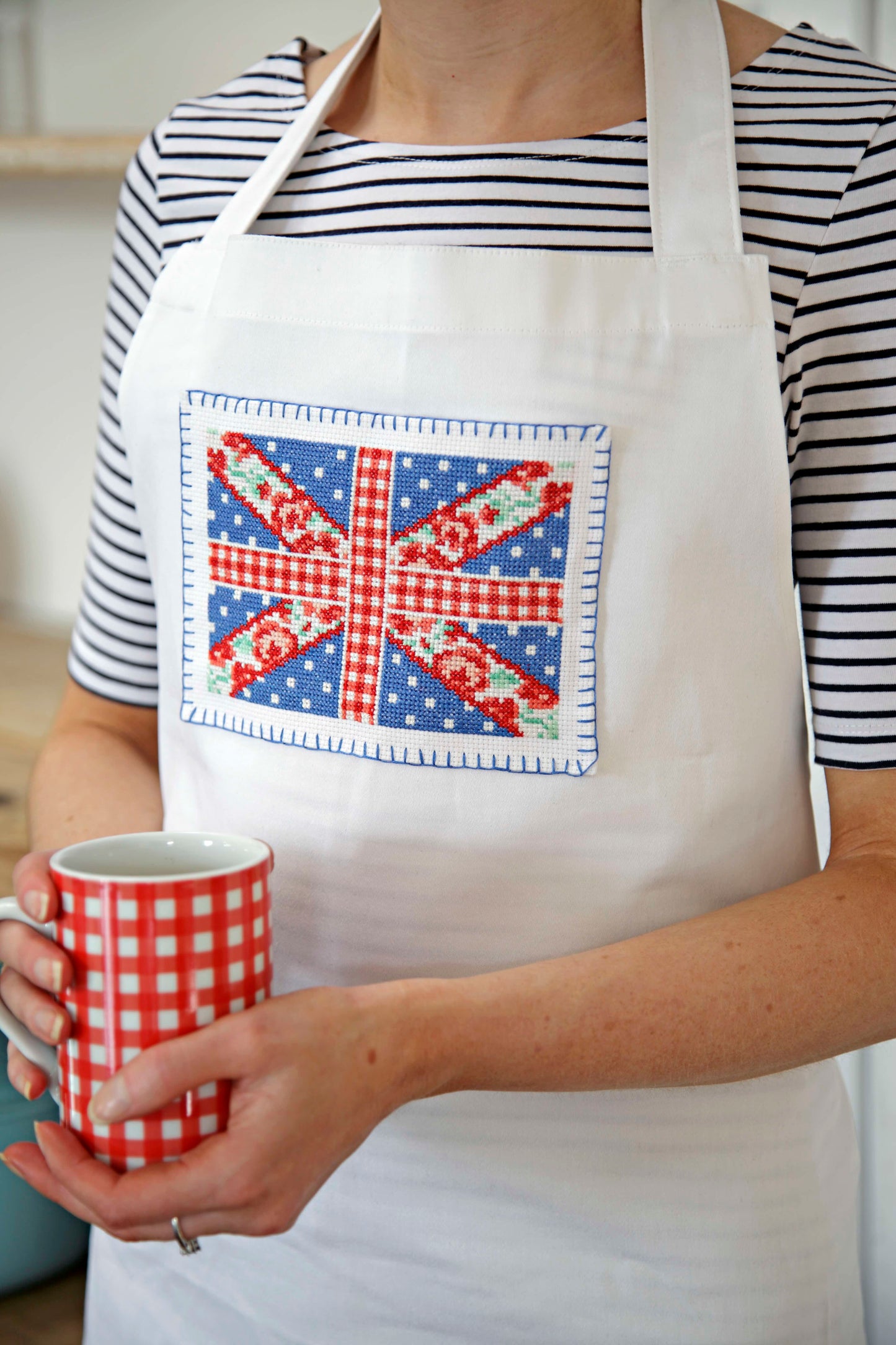 5 grilles de point de croix Union Jack : cache-théière, drapeau et housses à œuf sur Aïda 5,5 et lin 11 fils. Références DMC sur 8 pages.
