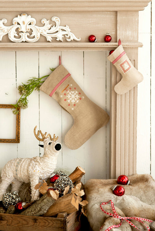 5 grilles de point de croix Ma cabane au Canada : chalet, coussin et accessoires de Noël sur lin 11 fils. Références DMC sur 12 pages.