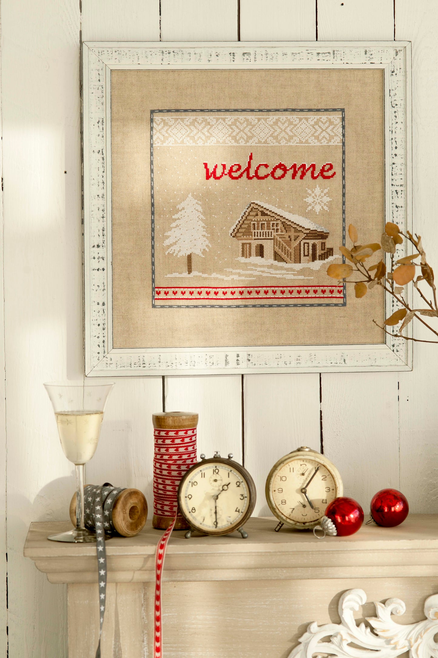 5 grilles de point de croix Ma cabane au Canada : chalet, coussin et accessoires de Noël sur lin 11 fils. Références DMC sur 12 pages.
