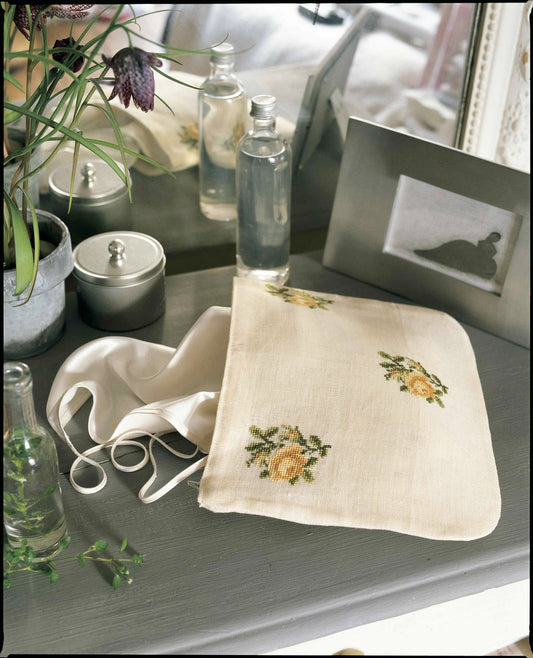 Pack 8 grilles broderie point de croix : pochettes aux motifs floraux doux et poudrés. Imprimées en couleur sur 4 pages. Réf. DMC incluses.