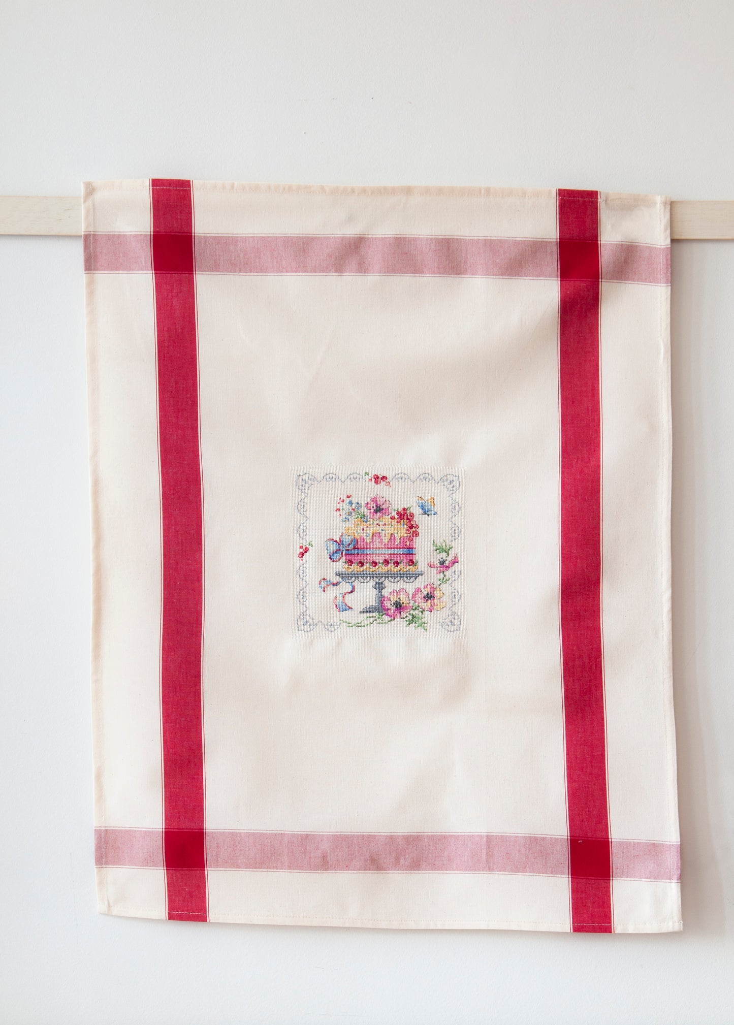 Grille point de croix : charlotte aux fruits rouges sur Aïda blanc 6 pts. Motif 110x106 pts, environ 19x20 cm. 6 pages DMC. Pâtisserie à broder.
