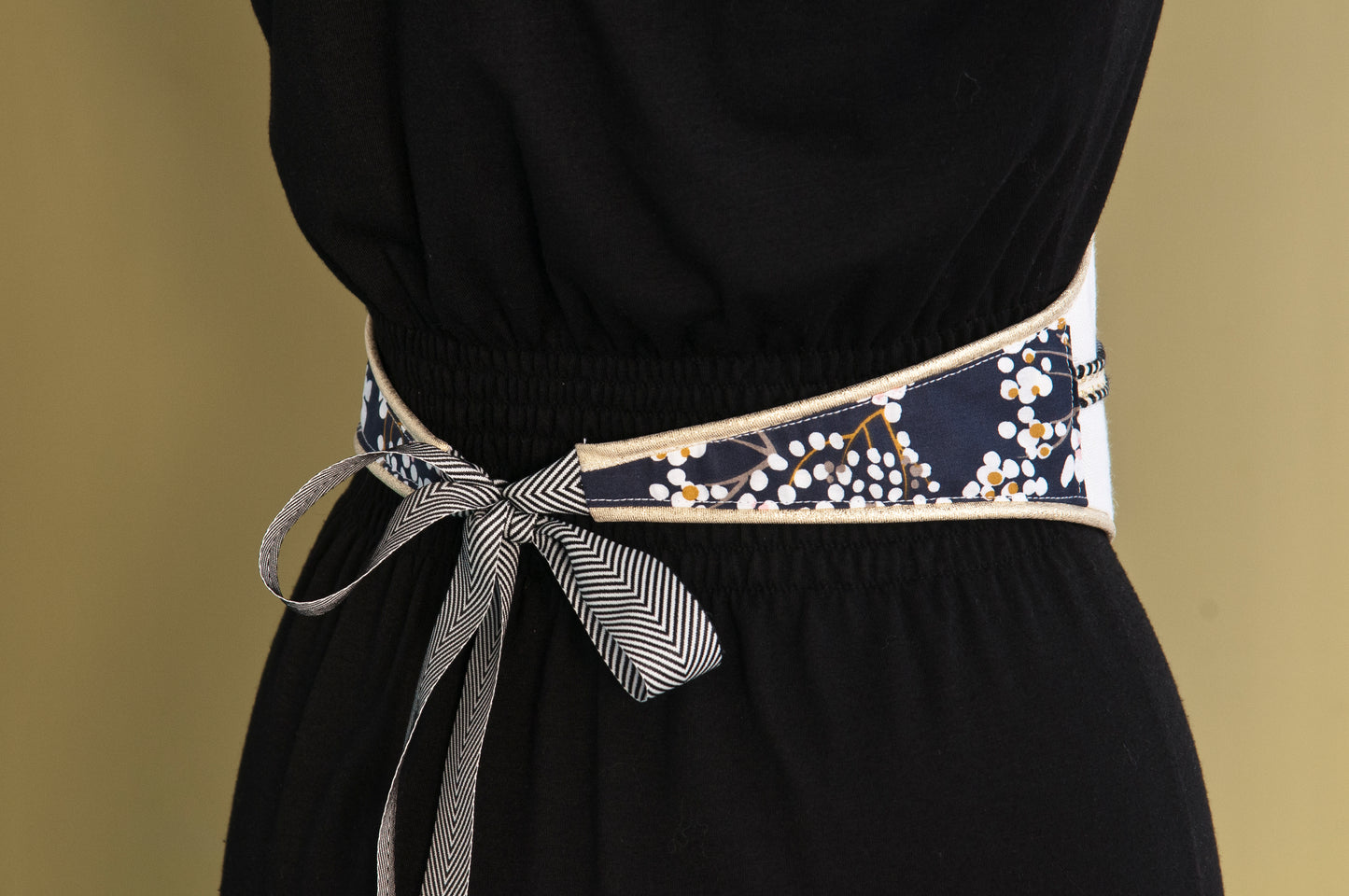 Grille de broderie point de croix « Une ceinture brodée » par Aurelle : accessoire fête unique sur toile blanche 6 pts. DMC, 6 pages, motif 13 x 18,72 cm.