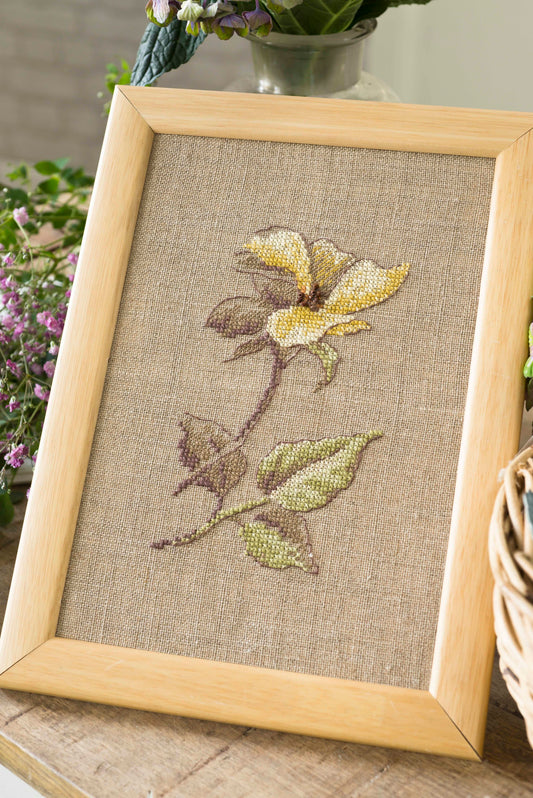 Grille de broderie point de croix : Fleurs de printemps jaune. 94x57 points, 4 pages, couleurs DMC. Lin bis.