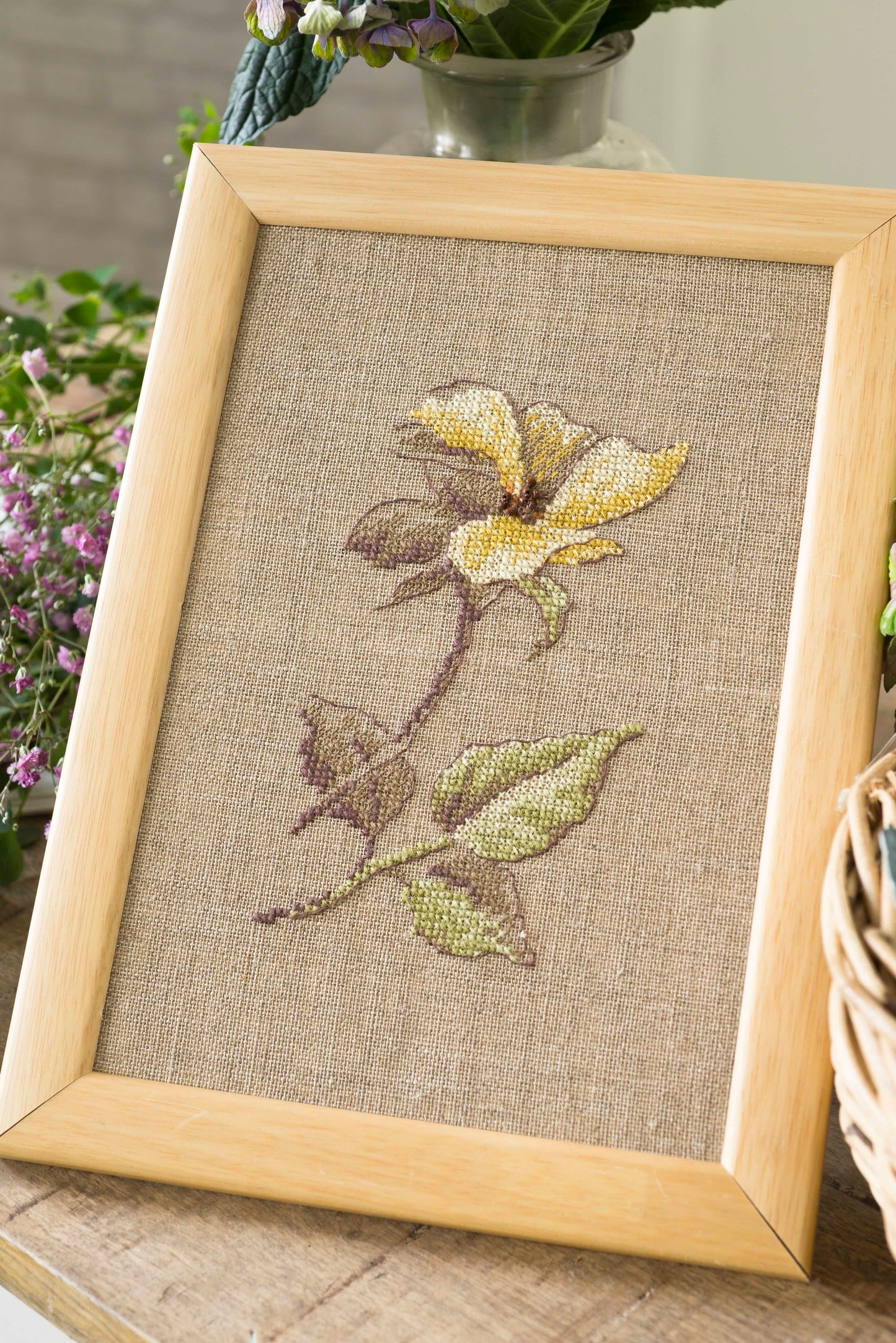 Grille de broderie point de croix : Fleurs de printemps jaune. 94x57 points, 4 pages, couleurs DMC. Lin bis.