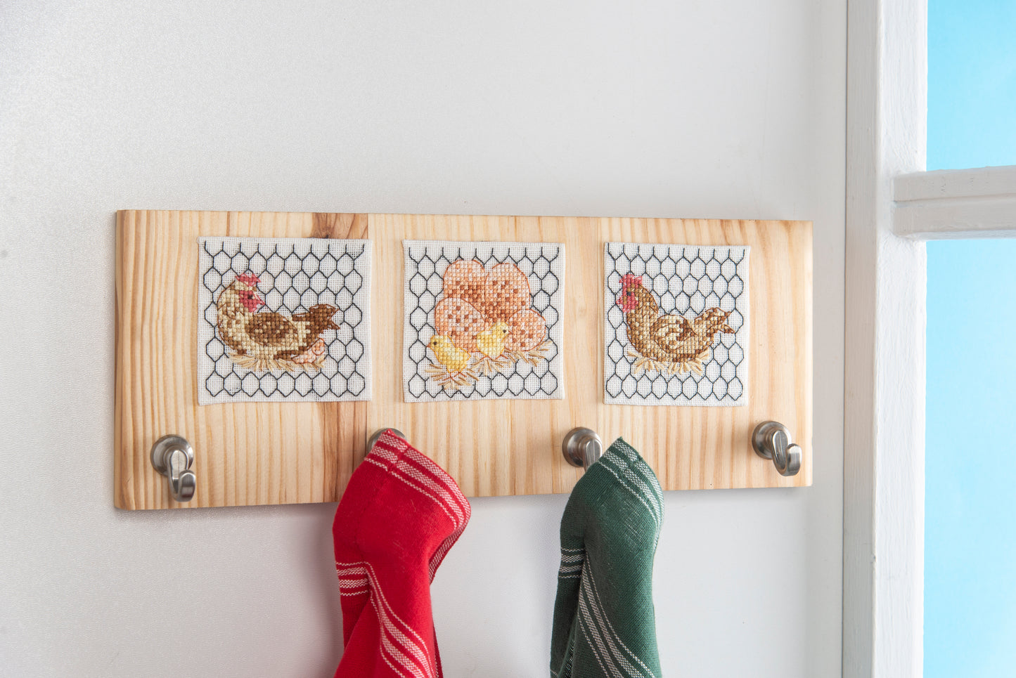 Grille de broderie point de croix pour accroche-torchon aux poules de Pâques. Motif coloré brodé sur lin 11 fils, imprimé avec symboles et couleurs DMC sur 4 pages.
