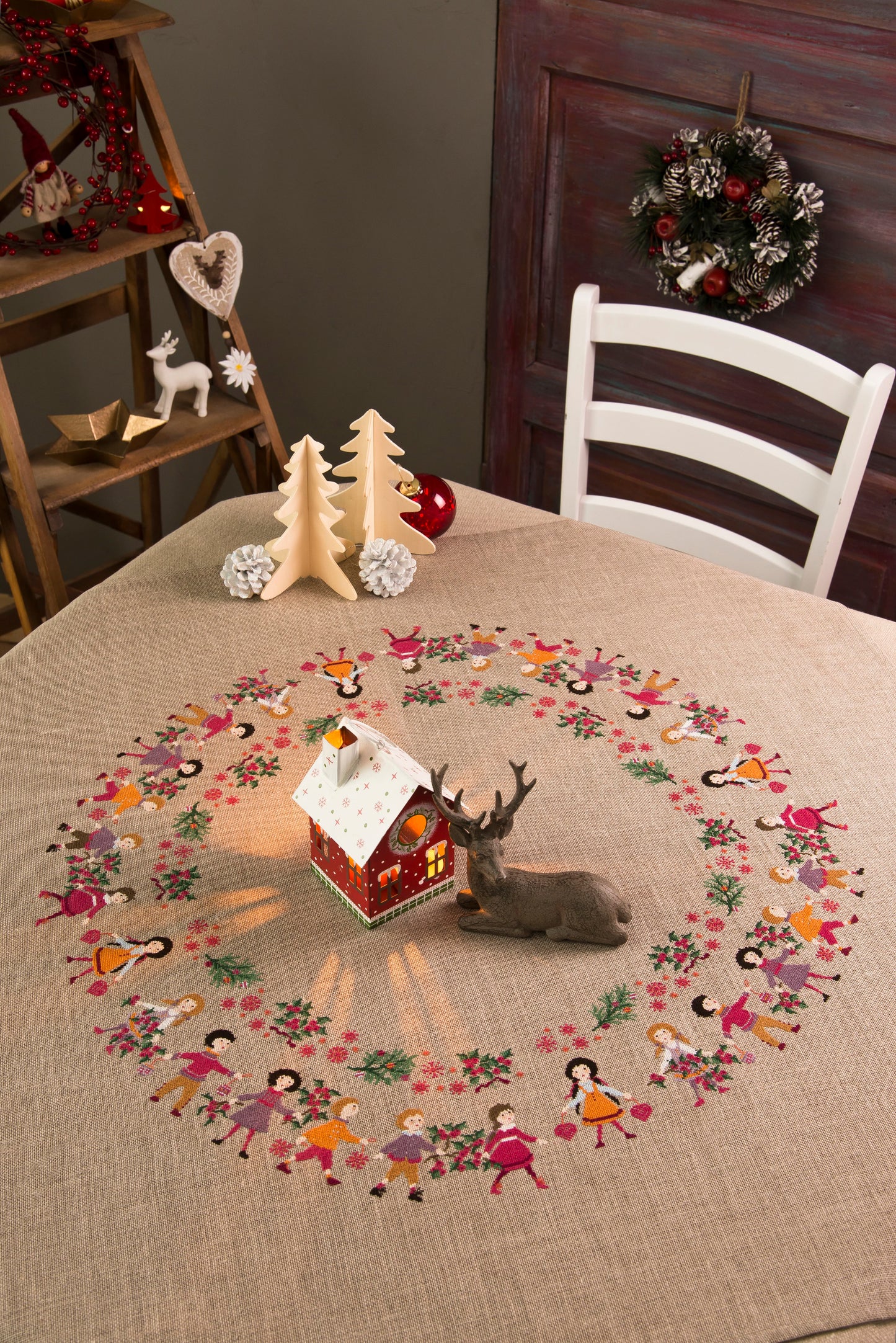 Grille : Nappe de Noël « Les petits personnages », Création Point de Croix