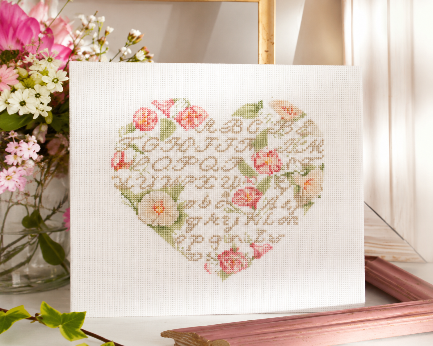 Grille point de croix – Broderies cœurs abécédaire : motif cœur avec alphabet intégré sur toile Aïda ou lin DMC – Création Point de Croix