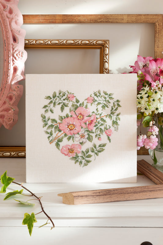 Grille point de croix – Broderies cœurs fleurs : motif cœur délicat et bucolique aux teintes roses sur toile Aïda ou lin DMC – Création Point de Croix