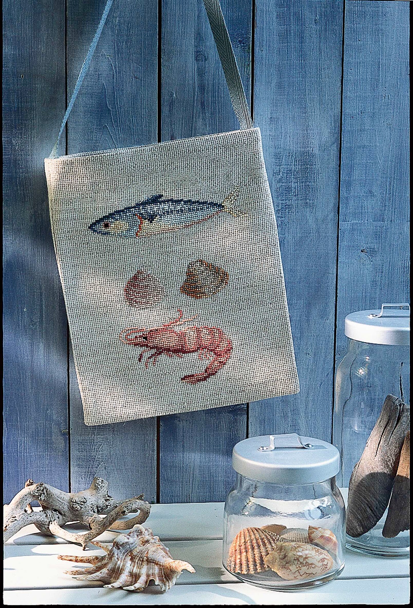 Grille de point de croix Saveurs Marines – suspension décorative avec poisson argenté, coquillages et crevette rose brodés sur lin naturel 11 fils/cm, 70×135 pt, environ 12,7×24,5 cm, Création Point de Croix