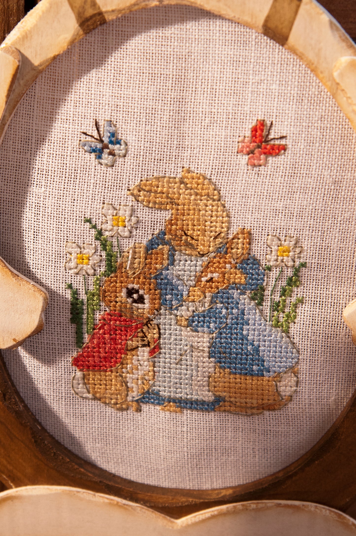 Grille point de croix : Pierrot-Lapin et Maman Lapin sur lin DMC. Motif 82 × 112 pts, env. 14,9 × 20,4 cm. Imprimé symboles & couleurs, 6 pages.