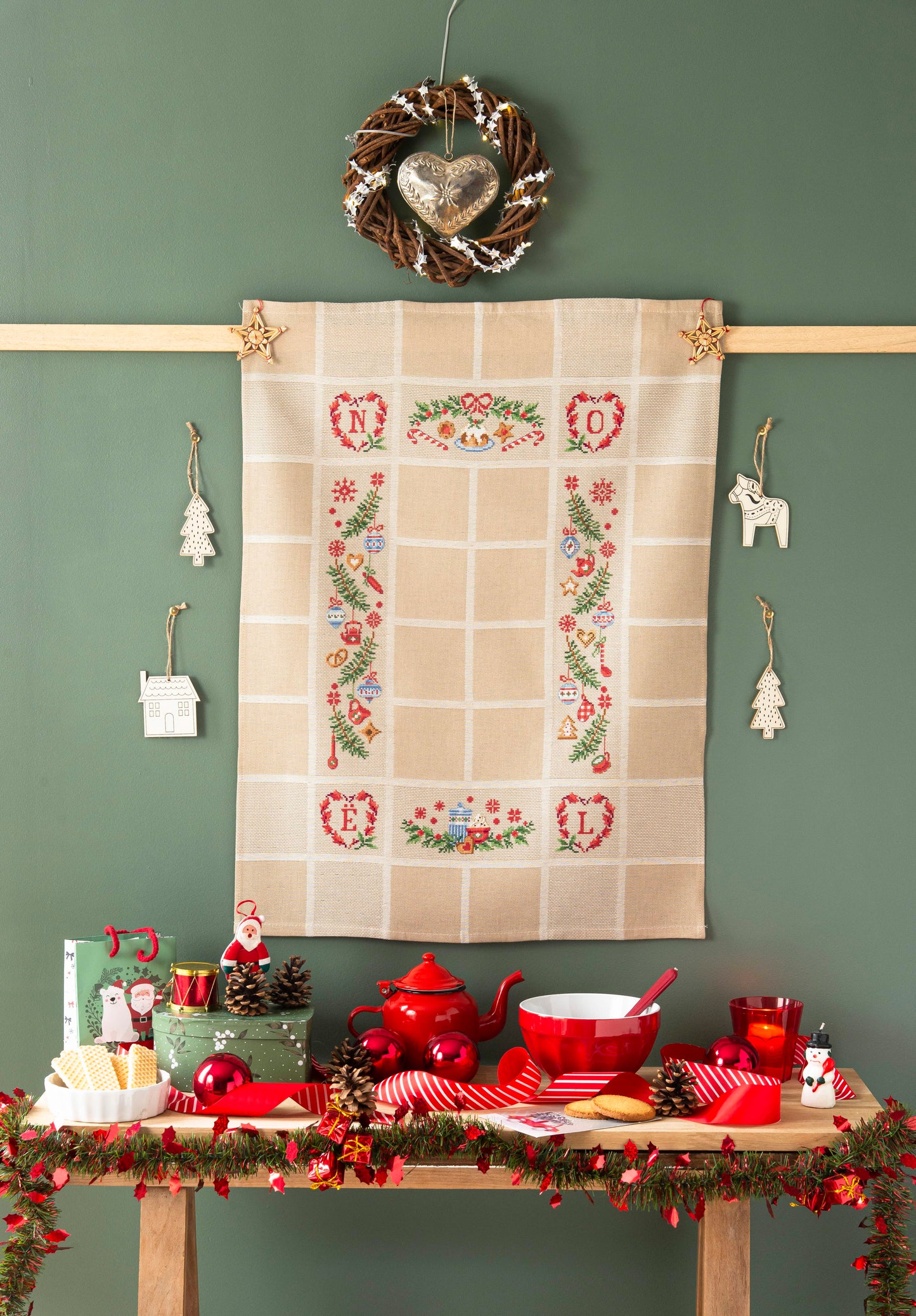Grille broderie point de croix : torchon Noël, sapin, boules et lettres festives. 16pages, symboles et couleurs DMC. Toile Aïda ou lin écru.
