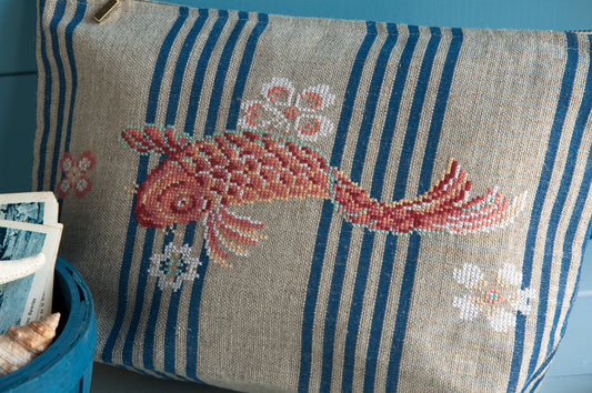Grille de broderie point de croix « Trousse et sac brodés d'un poisson » par M. Bonnin : motifs poissons chinois sur lin bis 11 fils. DMC, 8 pages.