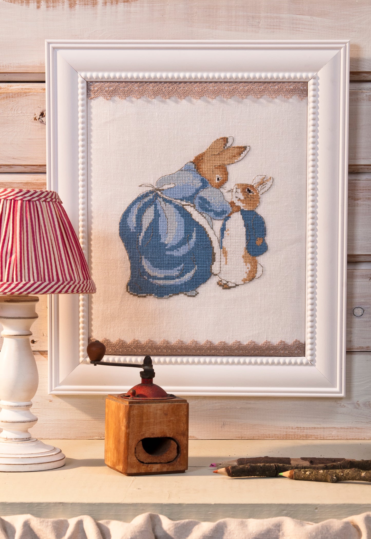 Grille point de croix : Pierrot-Lapin et Maman Lapin sur lin DMC. Motif 82 × 112 pts, env. 14,9 × 20,4 cm. Imprimé symboles & couleurs, 6 pages.