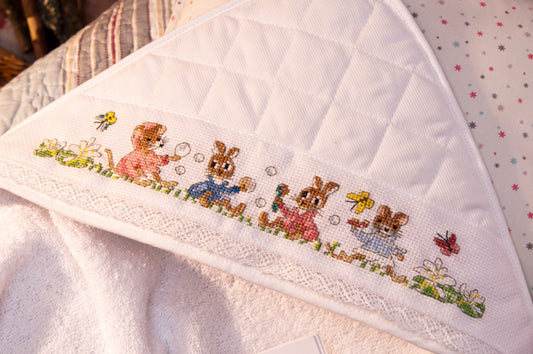 Grille point de croix : frise Pierrot-Lapin pour drap de bain. Motif 150 × 24 pts, env. 27,3 × 4,4 cm. Imprimé symboles & couleurs, 6 pages.