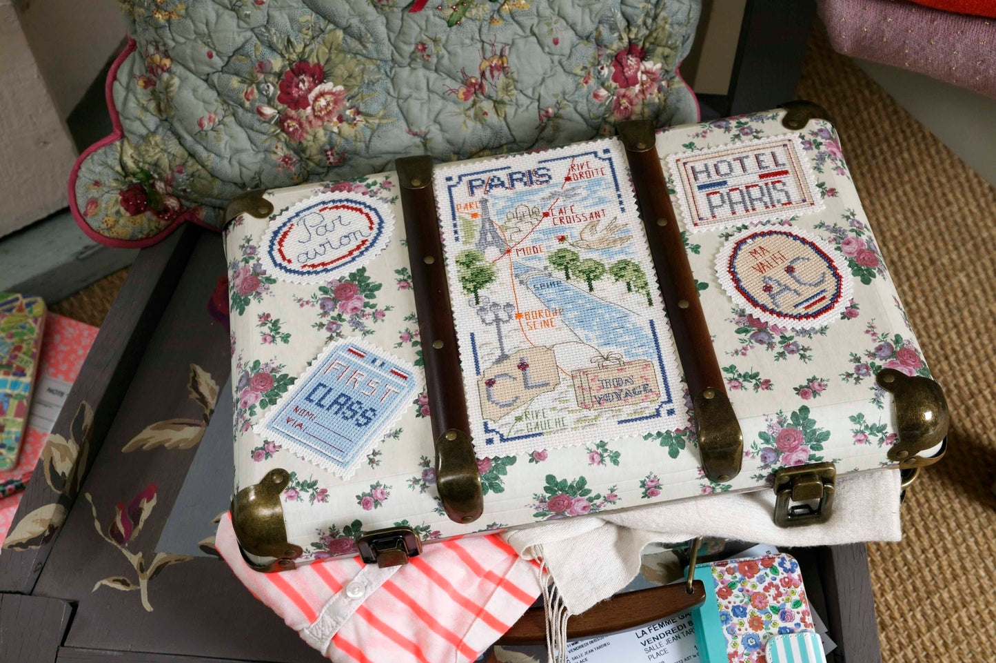 Grille de point de croix Ma petite valise parisienne avec abécédaire : valise et étiquettes sur Aïda 5,5 écru. Références DMC sur 6 pages.