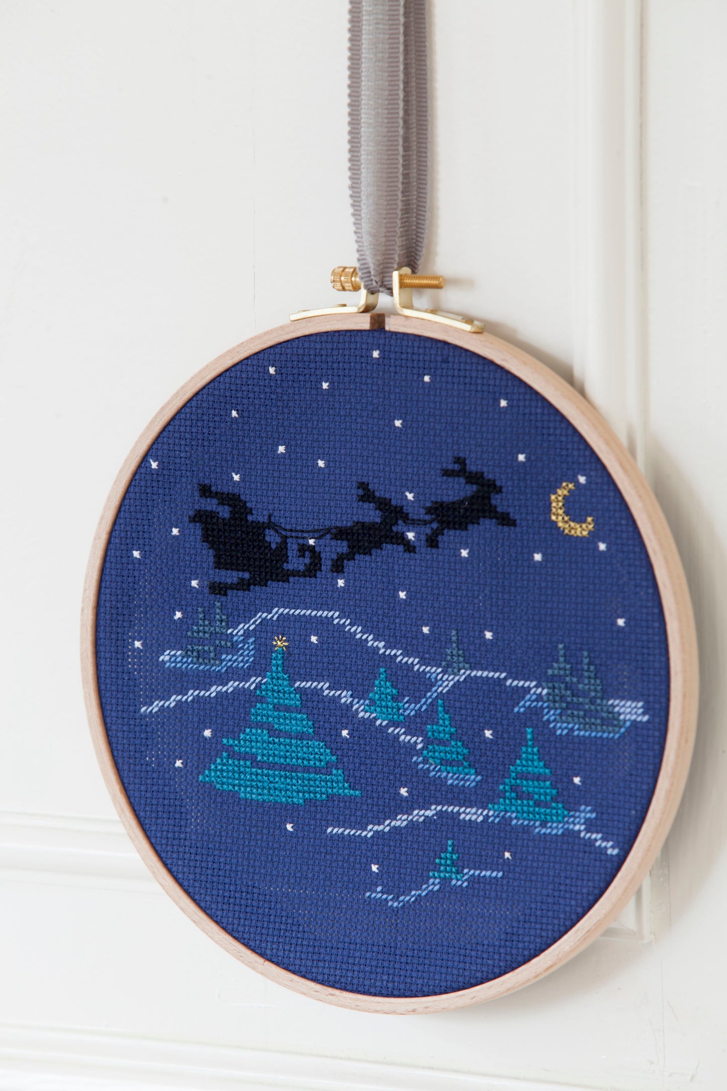 Grille de broderie point de croix : tambours à broder pour Noël, 3 motifs sapins. 6 pages, couleurs DMC. À broder sur Aïda bleu.