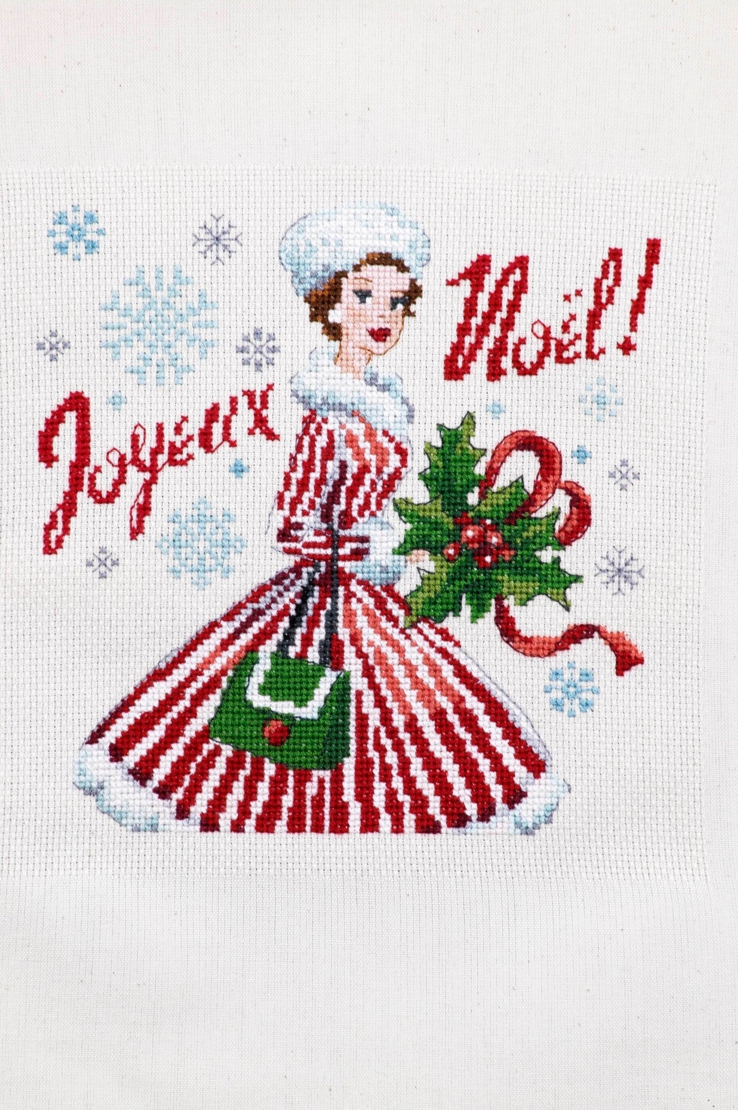 Grille de point de croix Un Noël vintage : jeune femme élégante sur Aïda 7 pts. 110 x 95 points. Références DMC sur 6 pages.