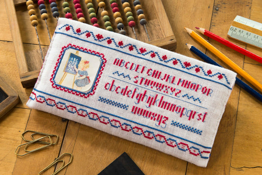 Grille de broderie point de croix : vive la rentrée, accessoires scolaires à broder. Réf. DMC incluse. À broder sur lin. Création Point de Croix.