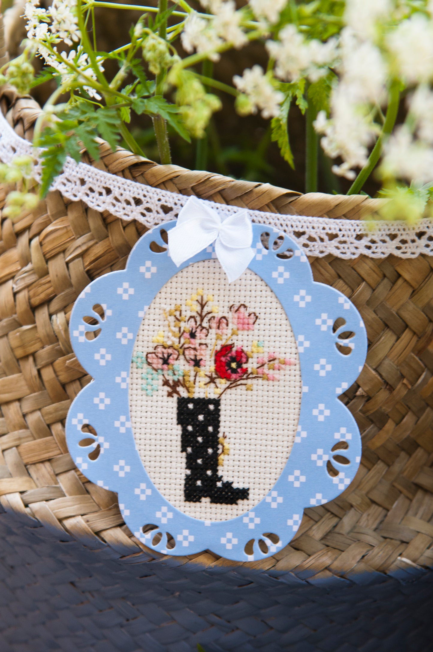 Grille point de croix : 3 panières en tissu brodé sur Aïda blanche. Motif 38 x 50 points (6,9 x 9,09 cm), 4 pages, couleurs DMC.