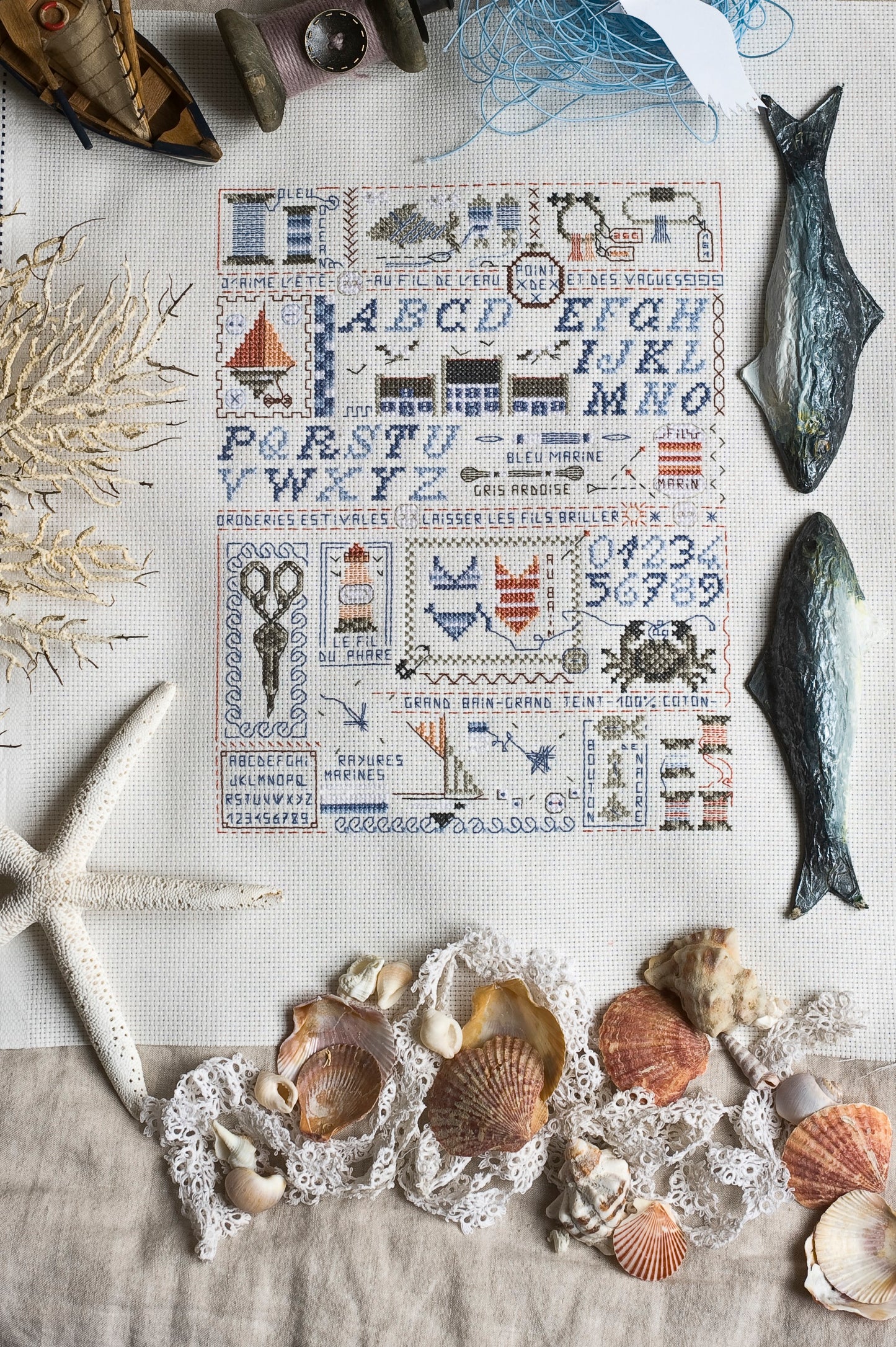 Grille de point de croix Abécédaire des Embruns – alphabet marin avec bateaux, poissons, crabes et maillots rayés, brodé sur toile Aïda écrue, Création Point de Croix