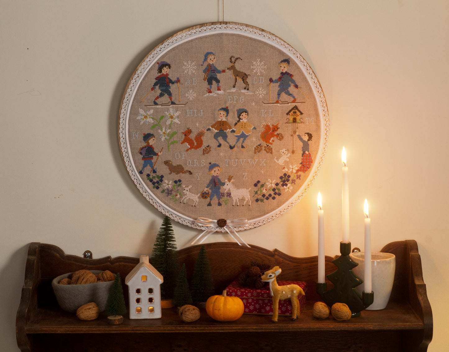 Grille de broderie point de croix « Abécédaire montagne » par P. Samouiloff : enfants, chèvres, écureuils et edelweiss sur lin bis. DMC, 6 pages, motif 30 x 36 cm.
