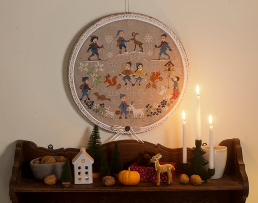 Grille de broderie point de croix « Abécédaire montagne » par P. Samouiloff : enfants, chèvres, écureuils et edelweiss sur lin bis. DMC, 6 pages, motif 30 x 36 cm.