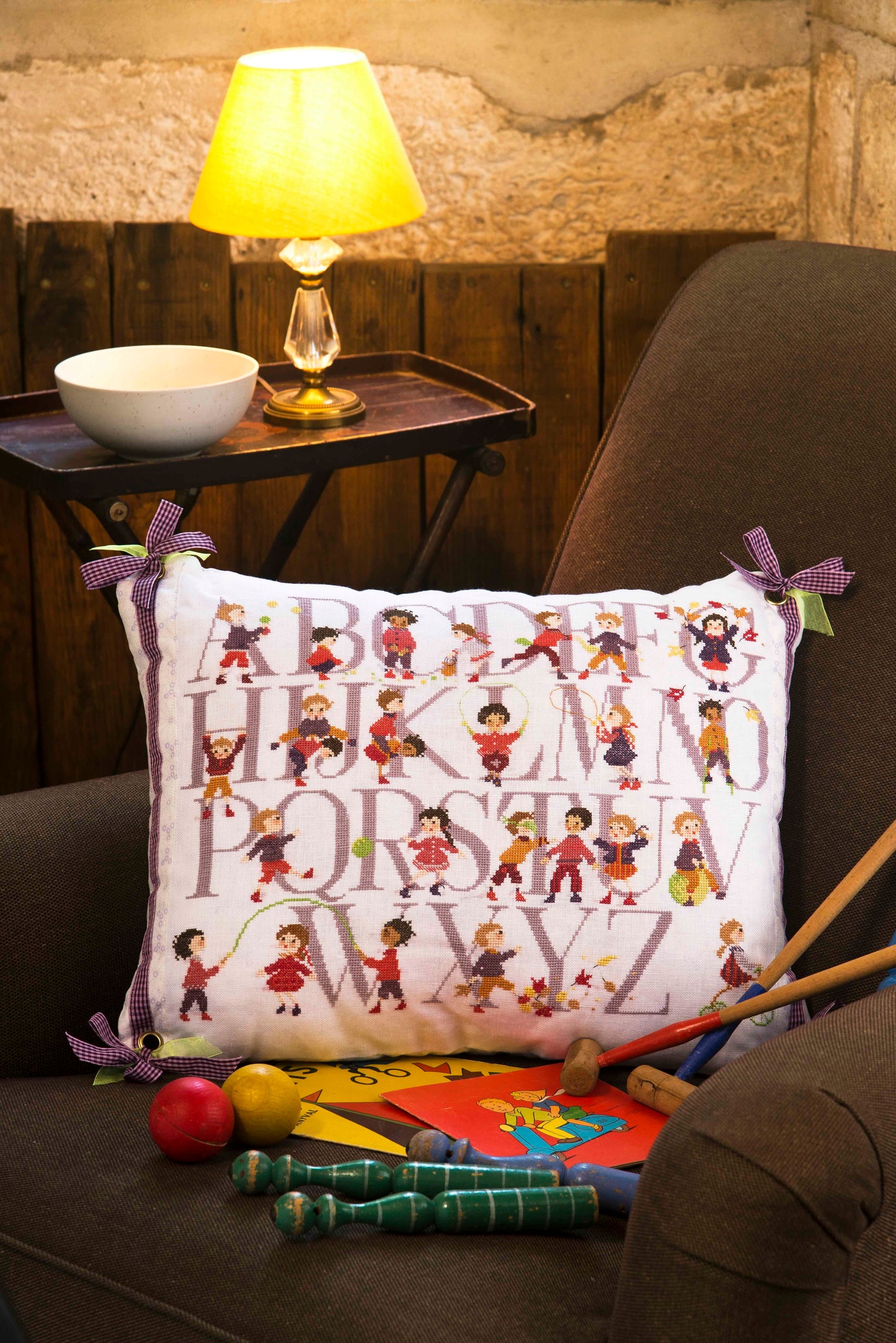 Grille de broderie point de croix : abécédaire pour les enfants par P. Samouiloff. Réf. DMC incluse. À broder sur lin ou Aïda. Création Point de Croix.