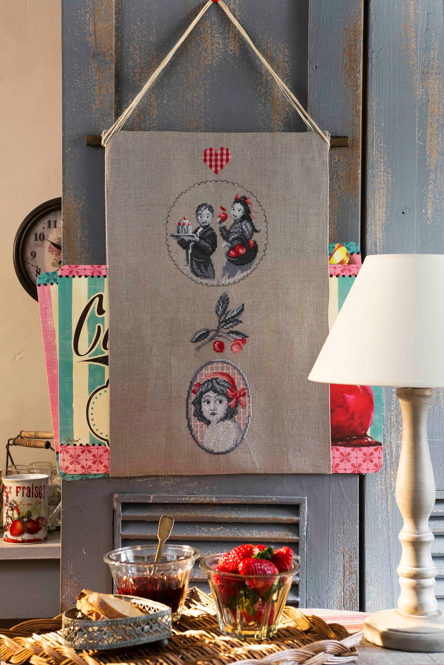 Grille de broderie au point de croix : Adorables bambins, motifs enfantins rétro et gourmands. 6 pages avec symboles et références DMC. À broder sur lin ou Aïda