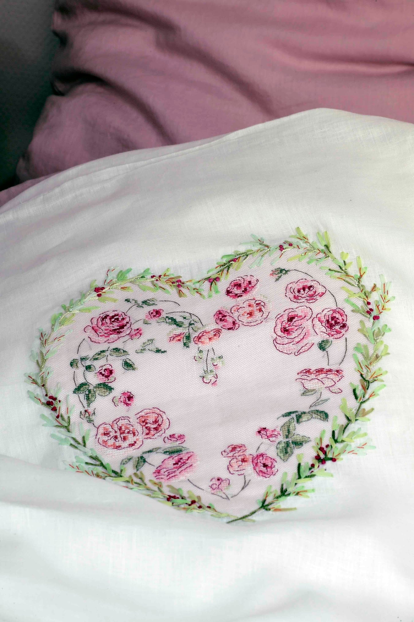 Grille broderie point de croix : cœur de roses et broderie au ruban. 108 x 110 pts, imprimée en couleur sur 4 pages. Réf. DMC incluses.