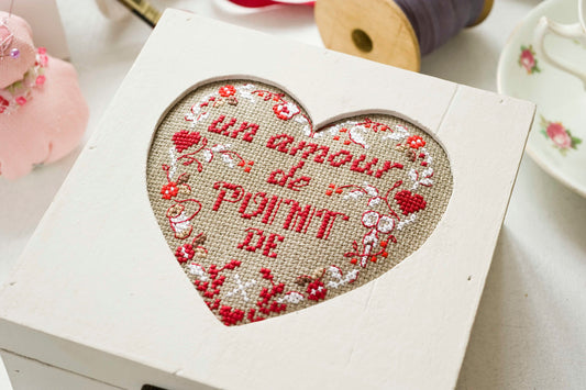 Grille broderie point de croix : boîte à ouvrage avec motifs cœur et lettre B, accessoires Sajou. Sur Aïda lin 7 pts. 6 pages. Ref. DMC.
