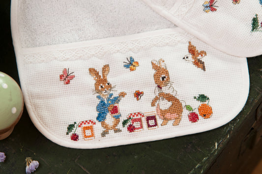 Grille point de croix – Bavoir Pierrot-Lapin, L'heure du thé : motif goûter raffiné 84×43 pts brodé sur bande Aïda 5,5 pts/cm, accessoire bébé élégant et poétique – Création Point de Croix
