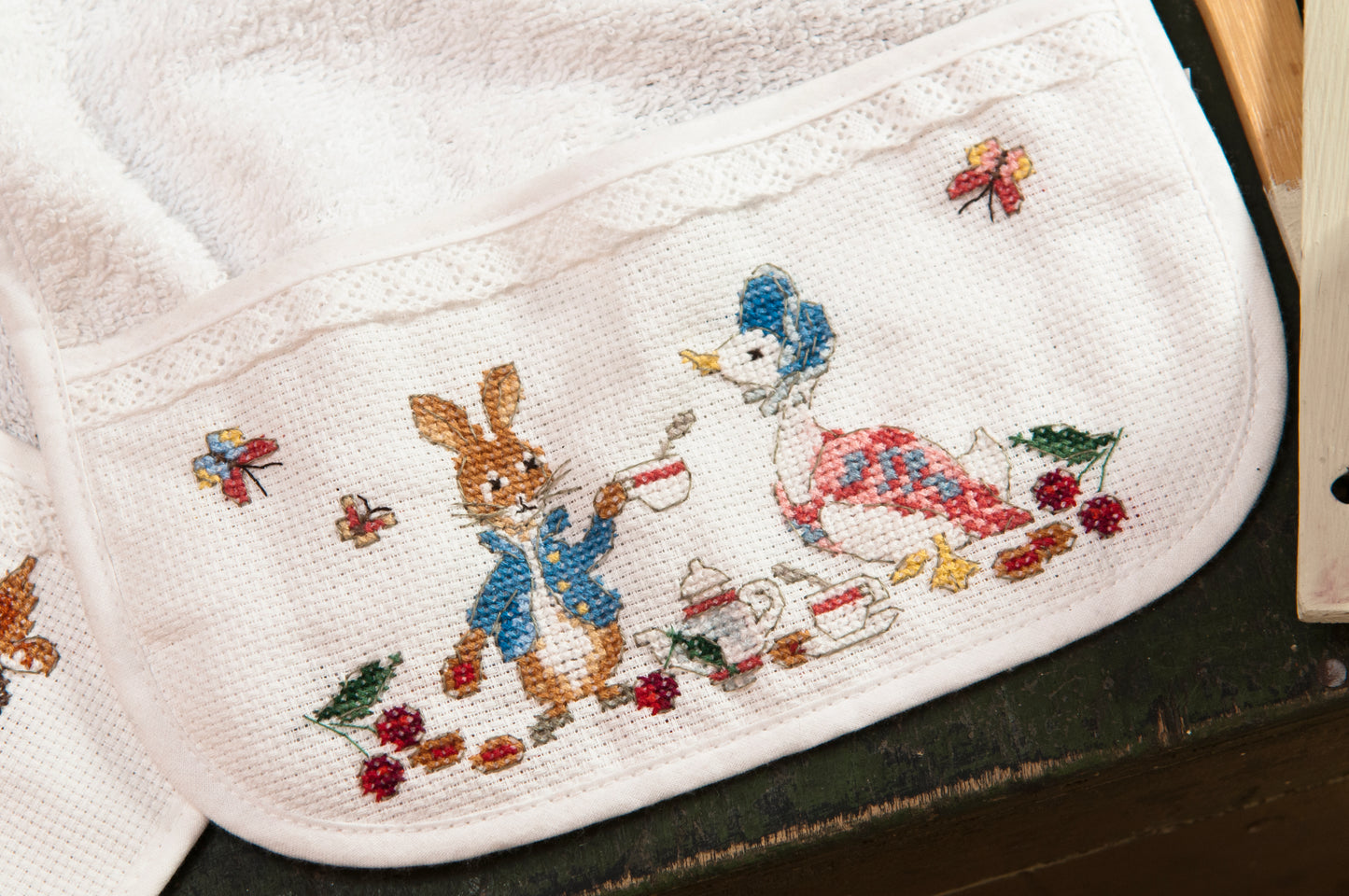 Grille point de croix – Bavoir Pierrot-Lapin, Confitures : motif pots de confitures maison 81×43 pts brodé sur bande Aïda 5,5 pts/cm, univers tendre et gourmand de Beatrix Potter – Création Point de Croix