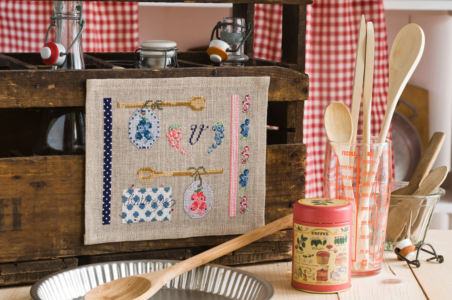 Grille de broderie au point de croix : Belle confiture, motifs gourmands sur lin naturel. 6 pages avec symboles et références DMC. À broder sur lin ou Aïda.