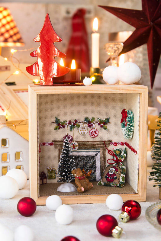 Grille de point de croix Bientôt Noël : vitrines, boîtes et miniatures sur Aïda 7 pts ivoire. Références DMC sur 6 pages.