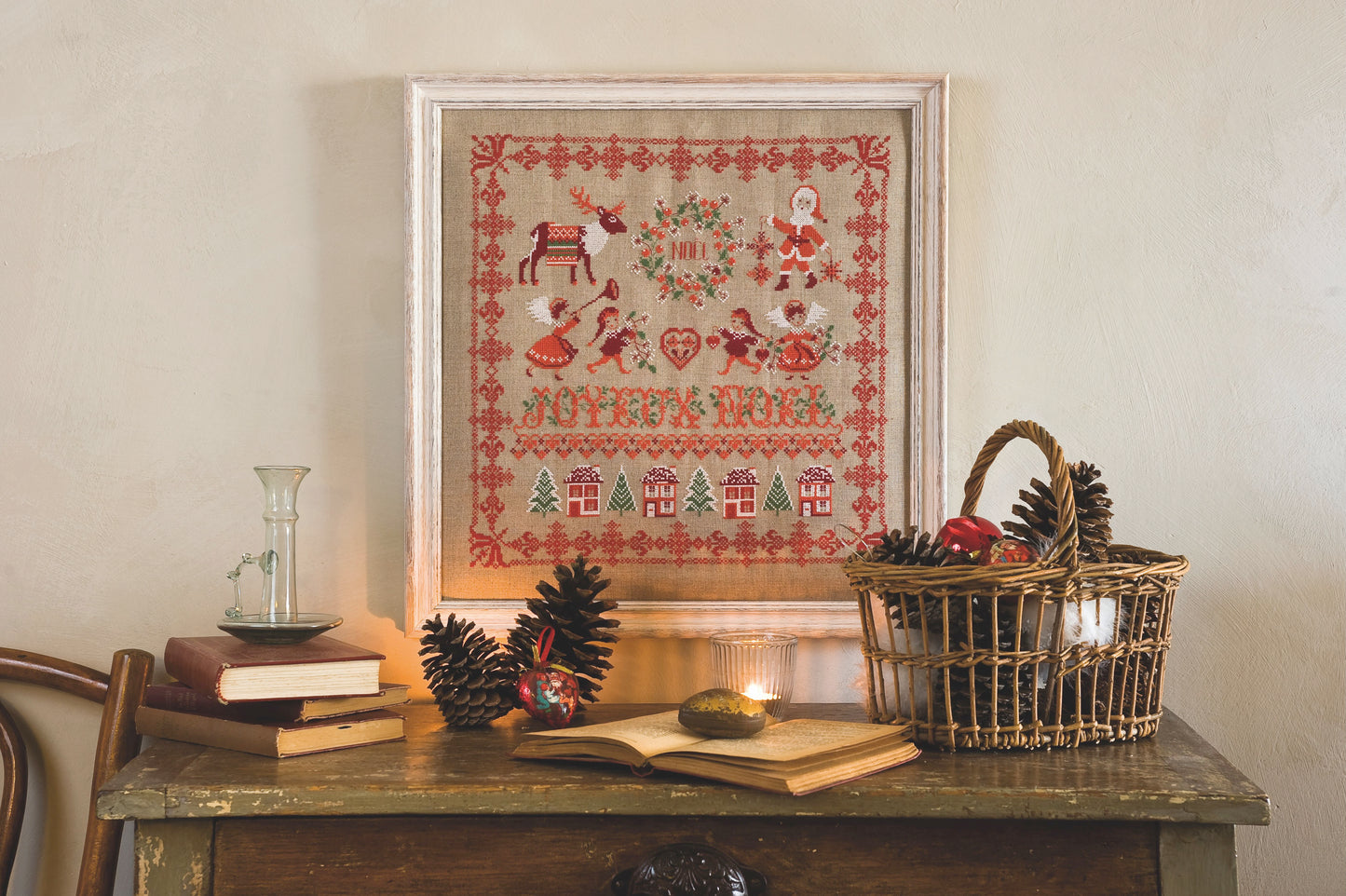 Grille broderie point de croix : Noël festif lutins & Père Noël, motif 221×222 pts, 40,2×40,4 cm. Symboles + couleurs DMC, 6 pages.